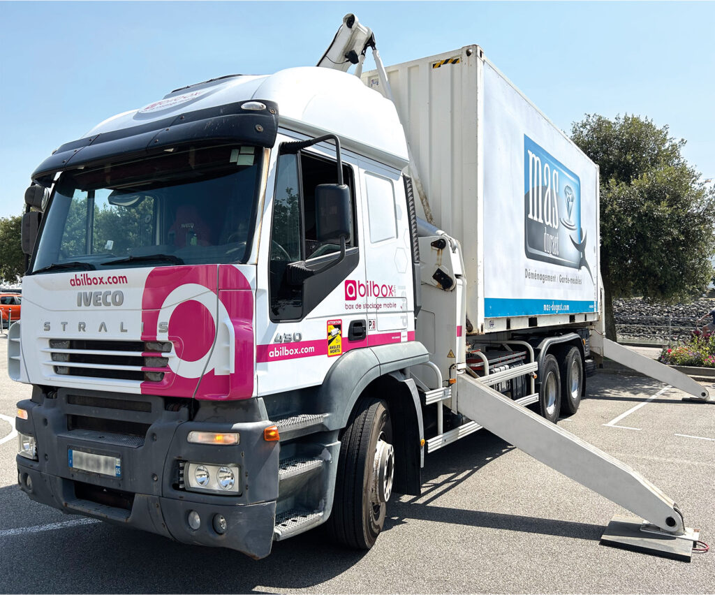 Camion grue abilbox et box de stockage mobile mas-dugast, des marques idéel groupe