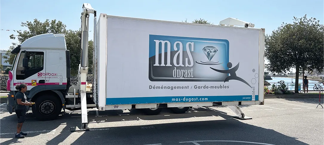 installation du container mas-dugast par la grue sur le parking de la capitainerie des Sables d'Olonne