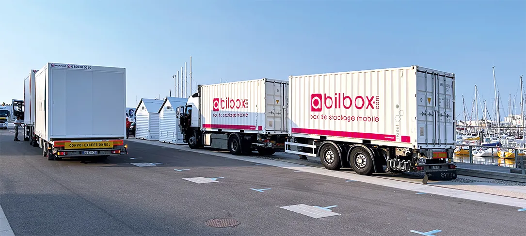 containers abilbox sur le camion-porteur le long du port olona
