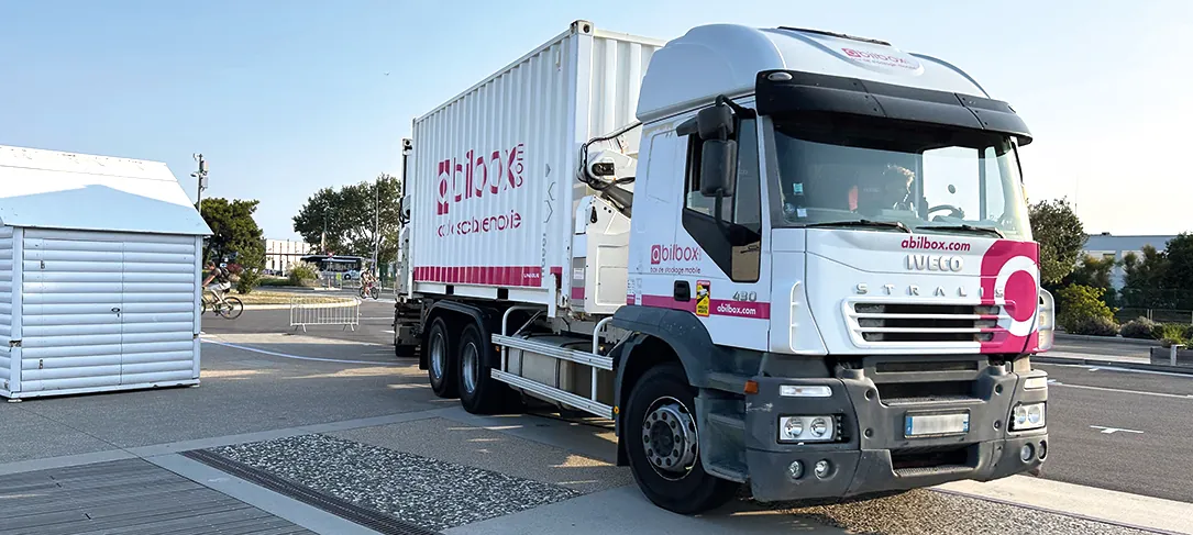 Arrivée du camion-porteur sur le rond-point du Vendée Globe avec les containers abilbox