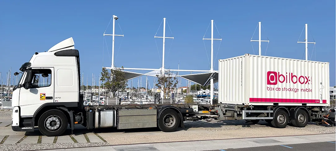 Container abilbox sur le camion porteur avant son installation avec la grue